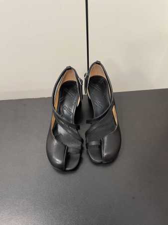 P380Maisonmargiela｜Mm6马吉拉套趾侧空高跟凉鞋 刻着“时髦”两字的猪蹄分趾鞋 这次在原来的基础上又做了升级 分趾开衩位置真的是考究工艺的细节 - 点击图像关闭