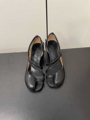 P380Maisonmargiela｜Mm6马吉拉套趾侧空高跟凉鞋 刻着“时髦”两字的猪蹄分趾鞋 这次在原来的基础上又做了升级 分趾开衩位置真的是考究工艺的细节