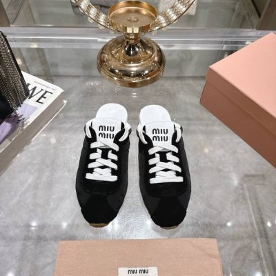 出厂 Miu Mi* 25Ss早春新款德训包头拖鞋 官网同步高版本！原版牛皮面料搭配精致芽边，每一寸皮质都透着低调的奢华感，穿上就是 不刻意的高级 。 可调节绑