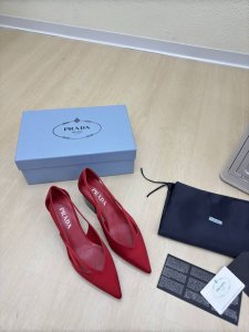 经典单鞋系列 Prada 简约设计 搭配三角标 Logo 的设计和简约的线条 很有格调 简单纯粹得色调 原版开模 舒适炸街 红色 真丝 Logo 擦色工艺 引领