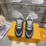 出厂 顶级版本 路易威登官网同步2025春秋情侣款火爆上市，这款Neo Run Away运动鞋的灵感源自跑鞋，将Lv标志性的必备鞋款融入潮流，该版本原版1：1复