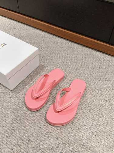 顶级品质 Dior 24Fw New Arrival～ Dior廸奥2024新款夹趾人字拖鞋 穿上脚感真的是太舒服了～*富婆标配* 非常适合最近很火的多巴胺穿搭