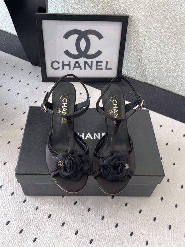Chanel新款夏季凉鞋 高品质出货 国内外博主刷爆的一个百搭系列 春夏衣橱搭配必备 真皮绸缎鞋面 进口水晶羊皮内里 原版开模定制真皮大底 Size: 35-3