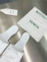 Bv 葆蝶家 春夏 平底大编织拖鞋 光纤白 编织设计元素 堪称Bv家族设计基因 鞋面采用手工编织 搭配内胆舒适设计 设计感十足 一款彰显个性 潮流神级单品 所有