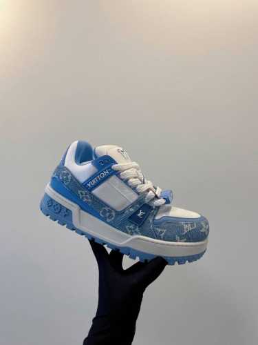 LV Trainer Maxi 小胖丁胖嘟嘟系列面包鞋 巴黎时尚走秀款，进口订制细柔小牛皮，结合粗犷厚实织物鞋带，缤纷原配扣件品牌经典元素，备受瞩目火热面包鞋再