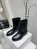 出厂550 Therow秋冬新款短靴 高级感这点从来就没输过一双简约干练、低调时髦的靴子没有鲜艳的色彩和繁杂的设计，仅凭2Cm的小跟和利落时髦的方头设计就能气场