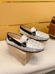 阿玛尼 休闲豆豆男鞋，原单霸气潮鞋 原版正品 欧美大师设计高档大气，专柜品质值得信赖，面料进口顶级品质牛皮+品牌压纹拼接+柔软的进口透气猪里。做工精细，专柜原版