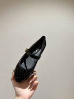 Louis Vuitton 路易威登春夏玛丽珍时装平底鞋 春夏秀场出镜率最高的一款单品 超多名模上脚 简约大方非常百搭 鞋面采用原版牛皮； 全皮包裸纯手工缝纫鞋