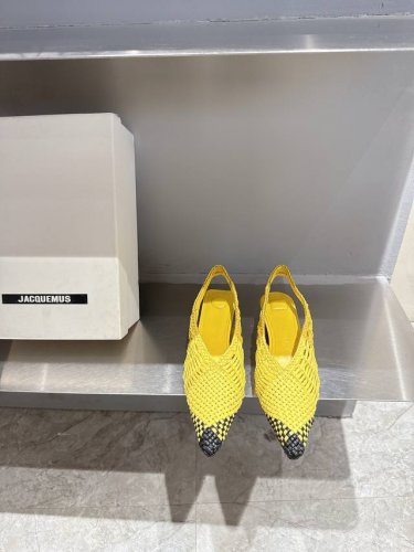 jacquemus 25Ss尖头编织矮跟后空单鞋 这一刻彷佛在南法 有一种美学叫Jacquemus jacquemus 在伦敦的最新旗舰店 由品牌创始人 sim