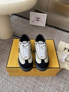 最新版面 Fendi芬迪 25新色 板鞋休闲运动鞋 情侣款 Fd Match 升级新款 全皮面拼接 新鲜血液注入加Ff复古的设计 超好看百搭 鞋面牛皮面拼接组合