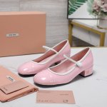 顶级品质Miumiu缪缪25春夏走秀新款New Arrival～拼色粗跟圆头玛丽珍珍珠扣带单鞋！ 光泽牛漆皮鞋面一字带，金属Miu缪Logo饰以点缀，细节质感满