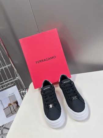菲拉格慕Ferragamo春夏走秀款休闲鞋 低帮设计结合厚底结构，搭配标志性细节，彰显盎然新意 该鞋款采用白色轻质皮革匠造而成，缀饰加衬皮革织带细节，系带上巧妙 - 点击图像关闭