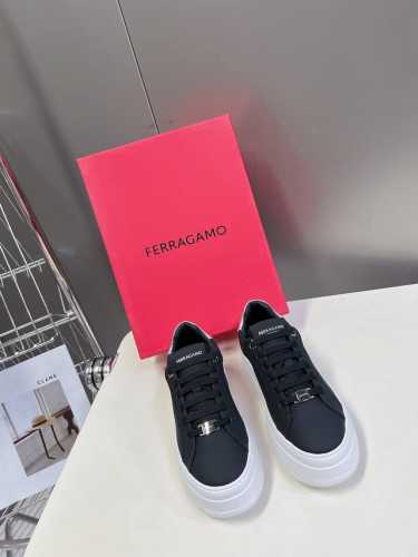 菲拉格慕Ferragamo春夏走秀款休闲鞋 低帮设计结合厚底结构，搭配标志性细节，彰显盎然新意 该鞋款采用白色轻质皮革匠造而成，缀饰加衬皮革织带细节，系带上巧妙
