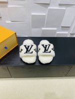 Louis vuitton 2024新款羊毛拖鞋细柔软羊毛 頂级品质纯皮毛一体直毛打造！超温暖的感觉，穿上仿佛踩在云朵上LV经典老花装饰，精致高级！让这双毛拖