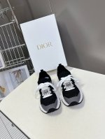 dior迪奥春夏最新款飞织运动鞋 太古汇Rmb9660购入开发 完美复刻 25Ss出镜率非常高的一款单品 一眼就爱上的运动鞋，经典百搭四季皆宜，可与各式服装搭配