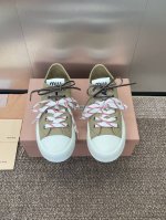 工厂p价p miumiu 2025春夏高定系列走秀新款系带休闲运动小白鞋 缪缪明星同款字母Logo圆头拼色滑板帆布女鞋 材质:进口环保透气帆布科技面料+水染羊皮