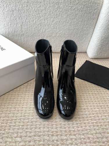 Celine 赛琳 24ss秋冬新品 粗跟 短靴 塞琳这一季好看的款式真的是很多 比如这款军靴就很机车风 重点夸夸靴筒设计 完全不挑腿型 上脚秒变大长腿，超级显