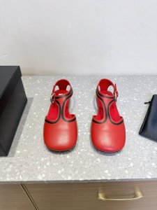 jil Sander 小众潮牌 25Ss春夏新款 平底圆头 娃娃鞋 包头凉鞋 这个牌子真的超喜欢超喜欢超喜欢！ 简约 时尚 潮流 百搭集于一身，圆头设计简上脚可