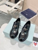 顶级版本Prada2054最新款普拉达新款一脚蹬乐福鞋！真的是经典啊！ 顶奢潮流风范，演绎都市精英 设计彰显功能性与科技感 新颖压花橡胶三角形徽标展现品牌标志性