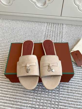 平底 粗跟 代购级 Loro piana Summer Charms Ser LP女士凉鞋拖鞋产品详情：这款绒面羊皮革凉鞋搭配饰有Loro Piana My C - 点击图像关闭