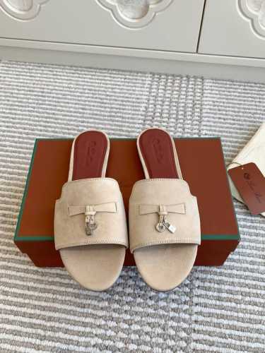 平底 粗跟 代购级 Loro piana Summer Charms Ser LP女士凉鞋拖鞋产品详情：这款绒面羊皮革凉鞋搭配饰有Loro Piana My C