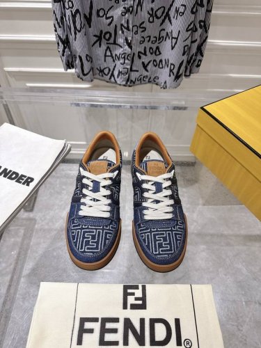 出厂 顶级版本Fendi Match 25新款运动板鞋 由Kim Jones倾情打造的一款运动鞋 采用皮革和反绒皮制成完美再现复古风格 整体鞋型设计简约 休闲感