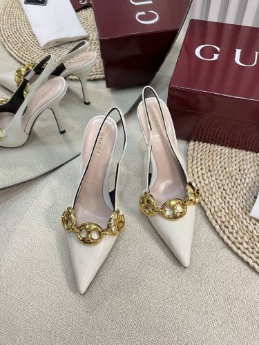 Gucci 24Ss新款 G家尖头新款圆扣型系列 经典再现 简约设计高雅品质 鞋面以羊漆皮3个五金圆扣材料匠心打造 鞋面缀饰亮眼的新款小猪鼻扣中间Logo 后带