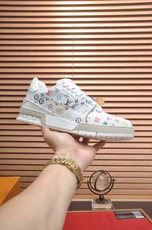 出厂价P 原版开发 品质出货 欢迎对比 Lv板鞋系列 Lv Trainer Maxi运动鞋将成衣系列的宽松廓形引入Virgilabloh笔下的Lvtrainer - 点击图像关闭