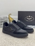 出厂价P 实价 高端精品-普拉达~男鞋官网经典最新款上市了1：1复制，香港专柜同步，走秀同台；全部采用磨砂牛皮进口柔软舒适羊皮内里、特质大底原版1:1防滑耐磨；