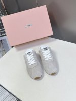 Miumiu缪缪春夏最新走秀款半拖 国内外博主刷爆的一款，小红书种草系列，复古又时髦上脚美炸了 简约的运动板鞋设计，极具辨识度的鞋舌，打造佛系甜美的休闲风~~上
