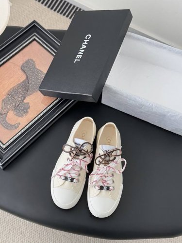 Chanel 25K新款熊猫拼色休闲鞋 这款百搭的板鞋 看似平平无奇 上脚后属实好搭 酷毙了 后跟拼起来是立体的Logo 细节满满 这款休闲鞋很轻便 上脚超舒服
