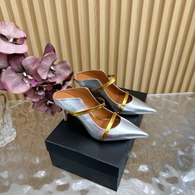 2025经典再现 #Malone Souliers#中跟半拖 经典爆款依然风韵犹存 通过带子的撞面色 设计 非常耐看极具风格 喜欢过通混搭不同触感和地质的材料达