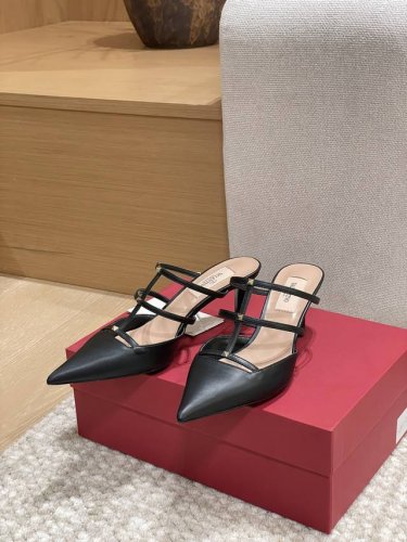 工厂p价p 顶级版本 代购品质 原版开发 Valention 华伦天奴穆勒拖鞋 V家小铆钉尖头高跟凉拖鞋 Vt专柜最新Vlogo系列 重工打造经典高跟鞋 顶级版