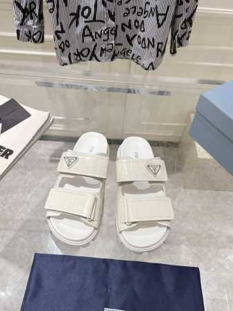 P厂 男 Prada 普拉达2024春夏新款凉鞋 情侣款双排扣 魔术贴拖鞋 最新走秀系列 经典升级 舒适度与时髦度并存 每个颜色搭配都好看，设计搭配不同风格需求 - 点击图像关闭