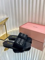 Miumiu缪缪春草编拖鞋 Miumiu平底微标凉鞋拖鞋简约大气时髦耐看不过时是时尚圈永不退潮的经典所在，复古的英伦风格，让你穿出不一样的气质 面料：1:1草编