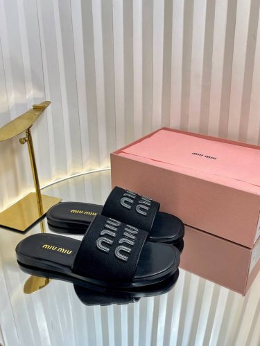Miumiu缪缪春草编拖鞋 Miumiu平底微标凉鞋拖鞋简约大气时髦耐看不过时是时尚圈永不退潮的经典所在，复古的英伦风格，让你穿出不一样的气质 面料：1:1草编