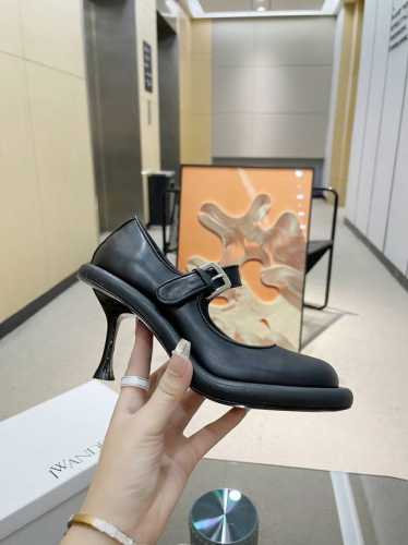 JW Anderson [ ] 2024新款皮质玛丽珍高跟鞋已上线 ISN博主都在入手的Bumper 全新系列鞋履前卫蔓延、撞色圆形边饰为经典注入摩登基因 、探