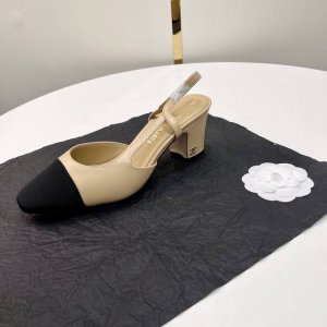 chanel 香奈儿小香风经典拼色凉鞋，夏季专柜新色，这款单品延续经典小香特色...百搭时尚单鞋走秀款，全新升级楦头 ，独家订制五金扣 、原版开模 小香全系列