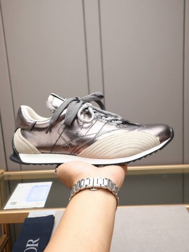 迪家First于迪奥二零二五春夏成衣系列发布秀精彩亮相 以Dior 的高订视角重新诠释经典标识 牛皮搭配双色鞋带细节 与正面的双鞋带相得益彰透气网里 Chris
