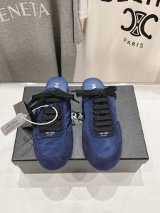 高版本出厂 半托 Prada*普拉达P家25ssfw～new新款绑带休闲鞋，低调奢华懒人鞋，富人的不二选择！软胶底素有踩云感之称～舒适度百分百细腻反绒皮鞋面，鞋