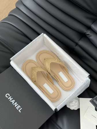 chanel 24S手工坊夹脚拖鞋 简约又不失甜美俏皮！ 鞋面牛皮，原版五金。 纯色面料清爽易搭，搭配扣子好看！ 内里羊皮 真皮大底 Size:35-39 其他 - 点击图像关闭