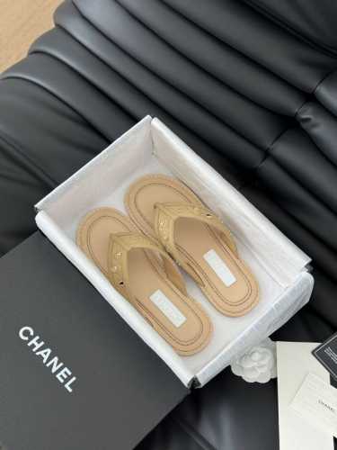 chanel 24S手工坊夹脚拖鞋 简约又不失甜美俏皮！ 鞋面牛皮，原版五金。 纯色面料清爽易搭，搭配扣子好看！ 内里羊皮 真皮大底 Size:35-39 其他
