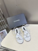 香奈儿Chanel春夏最新款粗跟凉鞋 超多网红时尚博主种草 高级感舒适 配女神们的半身裙 不规则的尖头 晚宴系列专属高跟鞋贯穿整季Lookbook完全戳中我 简
