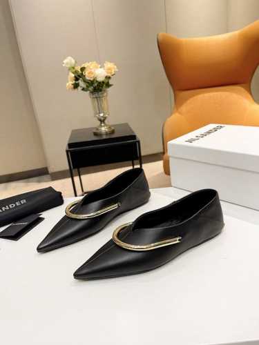 品 牌：Jil sander JIL Sander曾说过：“拿走的东西越多，留下的就越纯粹。”极简风是一种返璞归真，代表着简单与克制，而作为极简风的鼻祖，极简