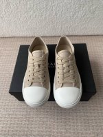 prada 普拉达25Ss 春夏新款 圆头帆布鞋 科技帆布最新黑科技 相隔几年prada又给我们带来好看的饼干鞋了 时髦精绝对不能错过的必入款 没有任何繁杂装饰