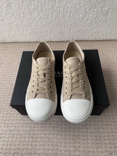 prada 普拉达25Ss 春夏新款 圆头帆布鞋 科技帆布最新黑科技 相隔几年prada又给我们带来好看的饼干鞋了 时髦精绝对不能错过的必入款 没有任何繁杂装饰