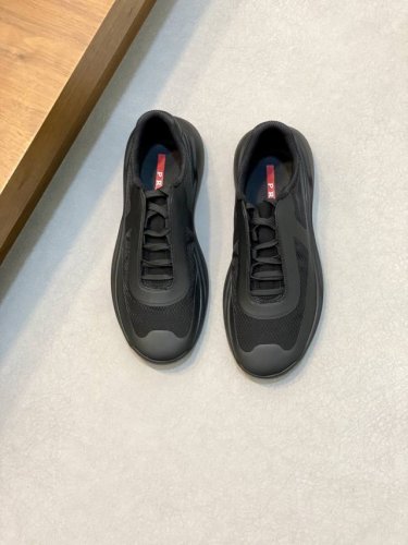 prada 美洲杯再生尼龙和Bike织物运动鞋 这款再生尼龙运动鞋兼具实用性与创新性，富有现代特色，搭配轻便的鞋底，融入极简主义细节设计。 鞋面点缀锁温压胶装饰