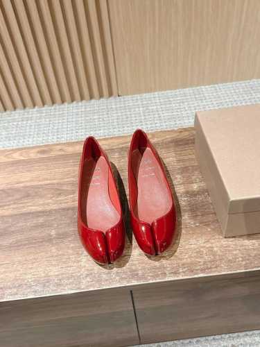 克里斯提 鲁布托联名马吉拉分趾高跟单鞋 Maison Margiela 与 Christian Louboutin 推出首个联名鞋履系列 全新合作以两种互相交融