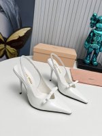 工厂 新款新品 Miu Miu 全新超美装饰搭配,时尚淑女气质十足 双色拼接 又不乏美艳色彩,外侧附带弹力象巾 上脚非常方便意大利引进的原版楦头是最新楦、出来形