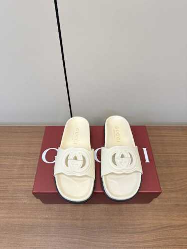 gucci｜古琦女士双G扣平底拖鞋 这款凉鞋以Gg帆布匠心打造，缀饰一眼可辨的双G标识，配以浅金色调配件，为整个设计注入一抹精致优雅气息 原版定制牛皮 内里定制